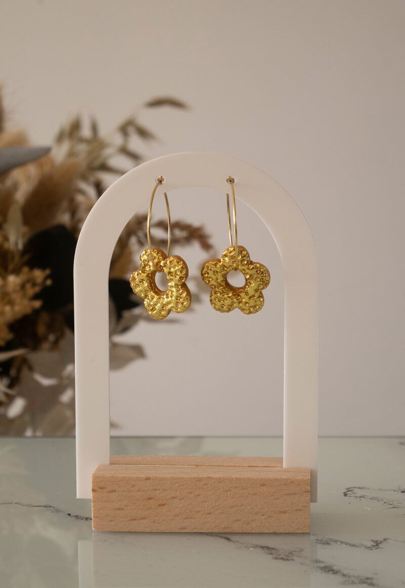 Boucles d'oreilles fleurs en argile polymère doré martelé