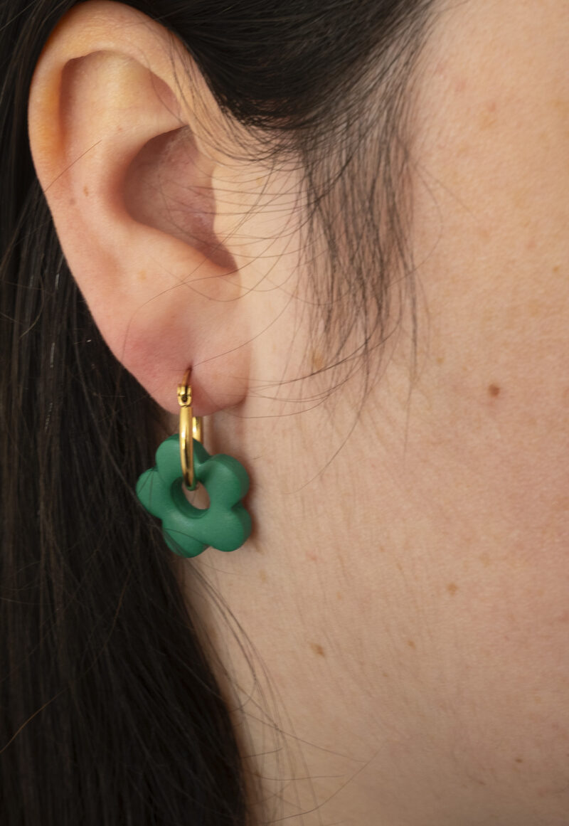 Boucles d'oreilles en forme de fleurs en argile polymère vert sapin mat