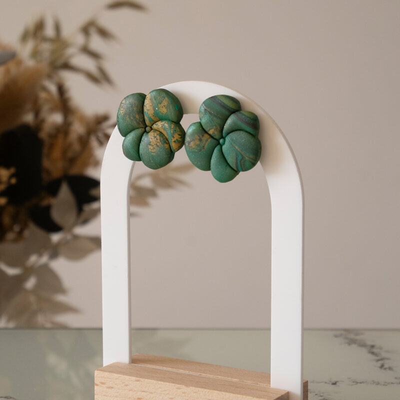 Boucles d'oreilles fleurs en argile polymère marbré vert, noir et doré
