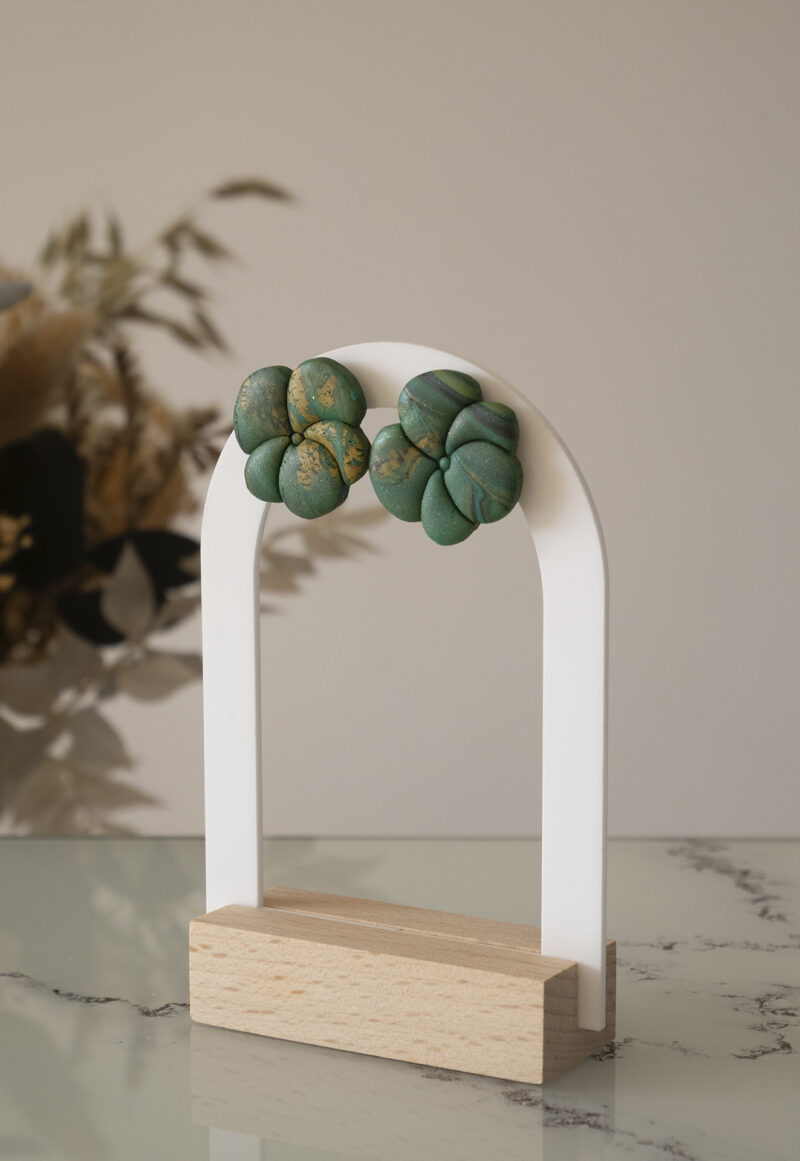 Boucles d'oreilles fleurs en argile polymère marbré vert, noir et doré
