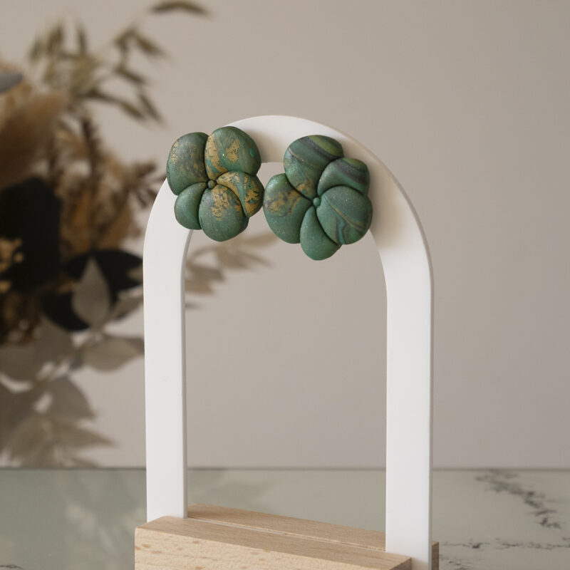 Boucles d'oreilles fleurs en argile polymère marbré vert, noir et doré