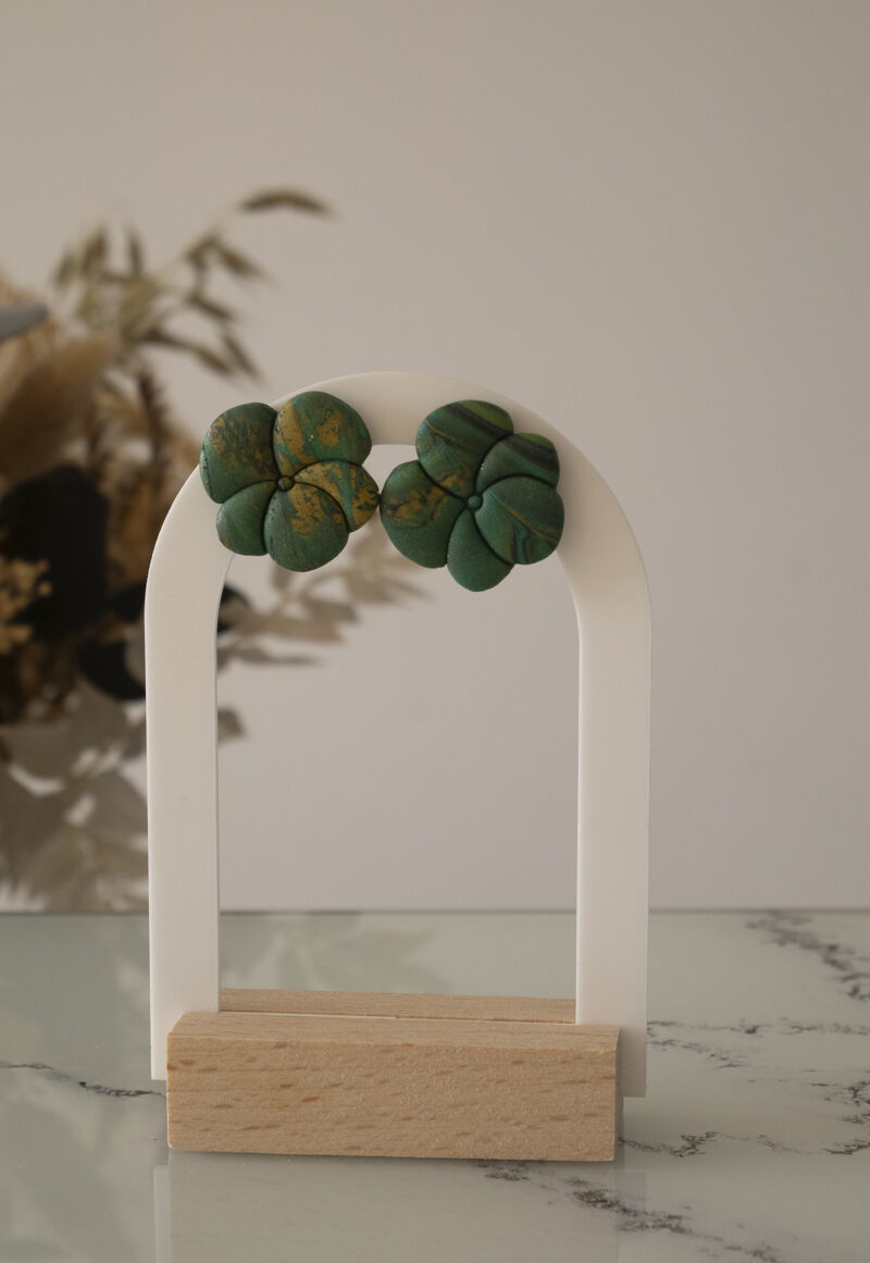 Boucles d'oreilles fleurs en argile polymère marbré vert, noir et doré