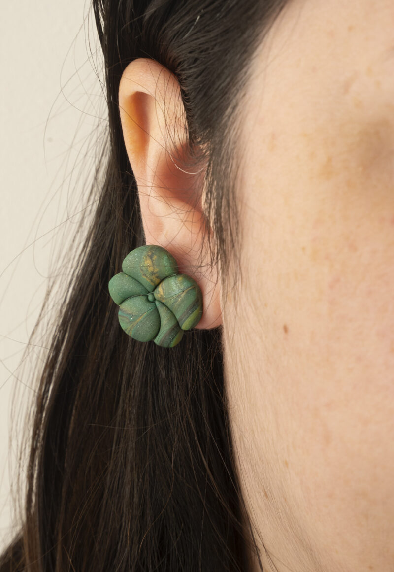 Boucles d'oreilles fleurs en argile polymère marbré vert, noir et doré