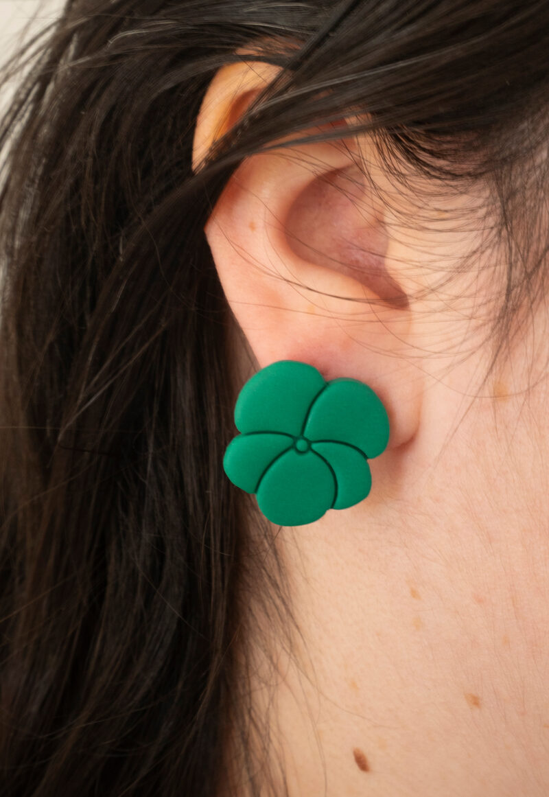 Boucles d'oreilles en forme de fleurs en argile polymère vert sapin mat