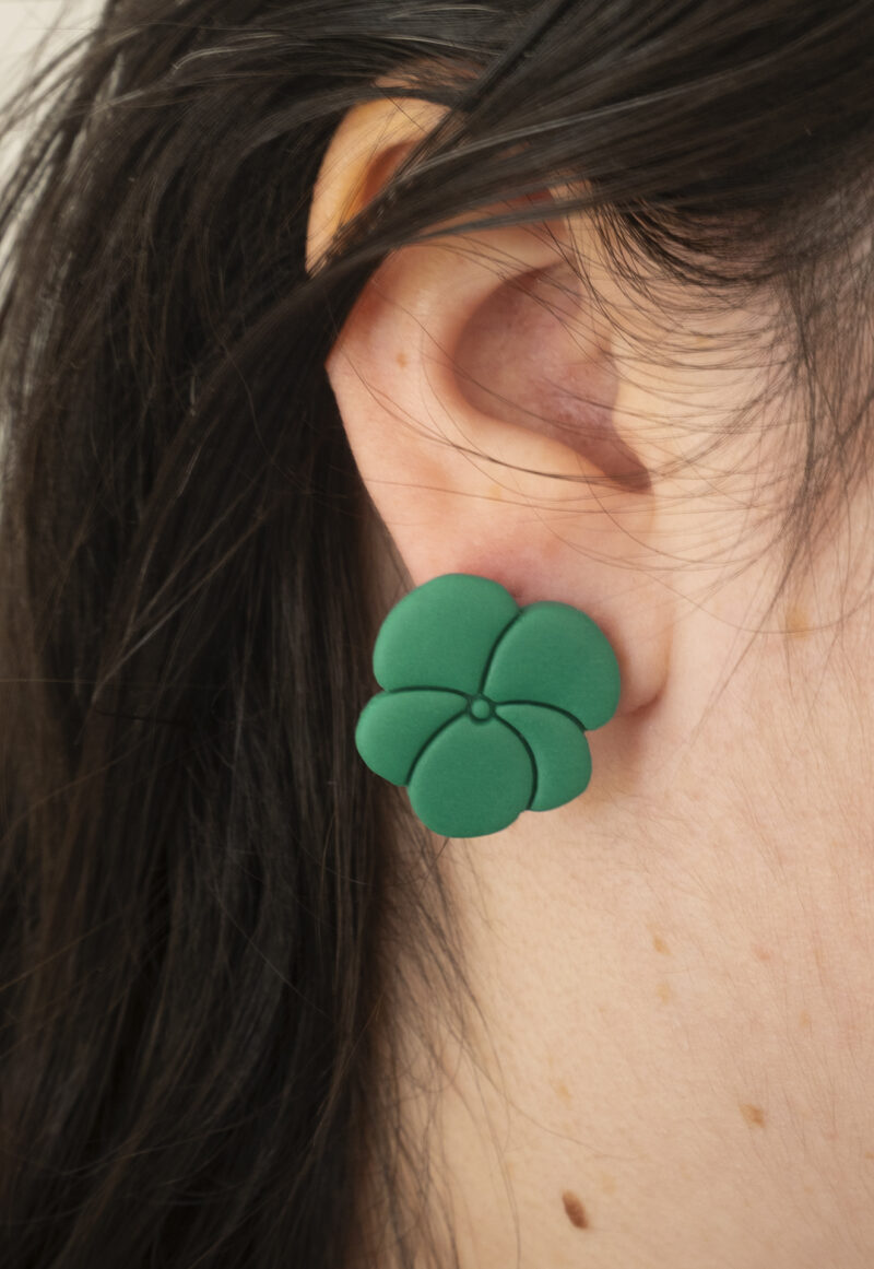 Boucles d'oreilles en forme de fleurs en argile polymère vert sapin mat