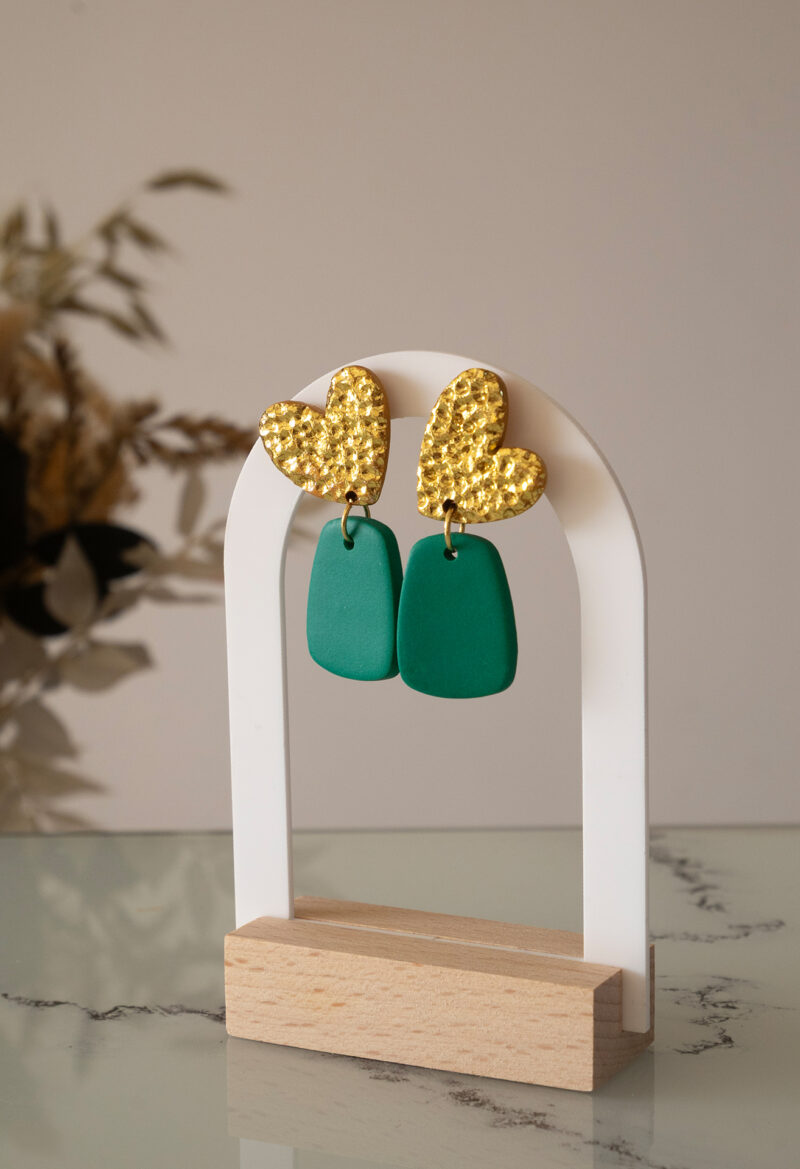 Boucles d'oreilles pendantes en argile polymère vert jade mat et or martelé