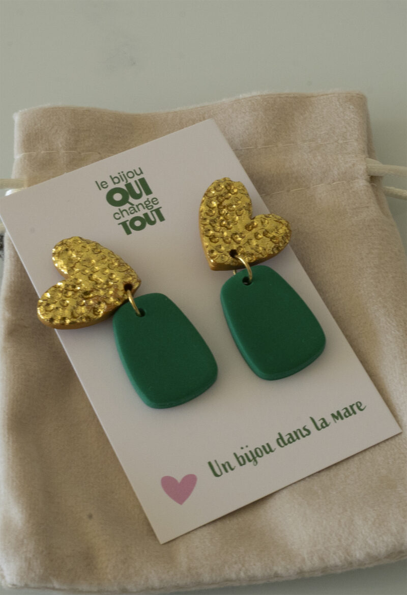 Boucles d'oreilles en argile polymère vert jade mat et or martelé