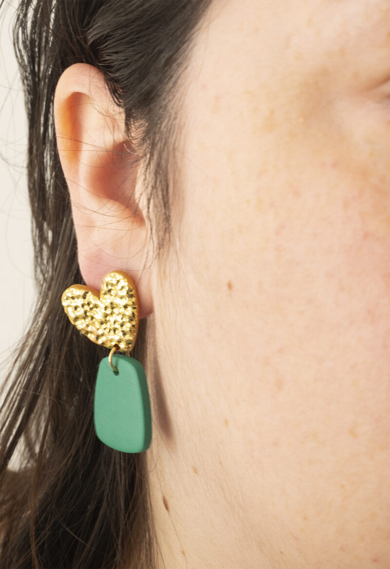 Boucles d'oreilles pendantes en argile polymère vert jade mat et or martelé