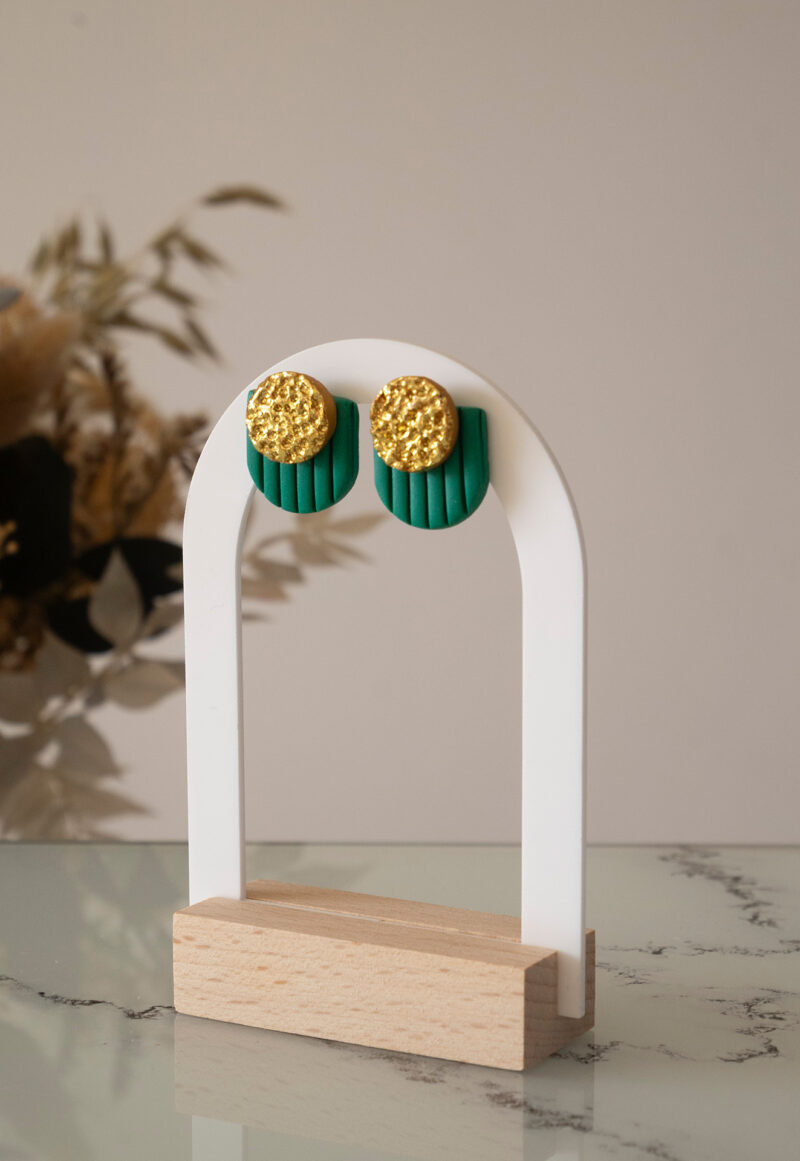 Puces d'oreilles en argile polymère vert jade mat et or martelé