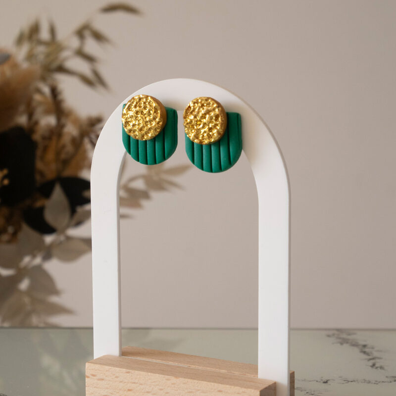 Puces d'oreilles en argile polymère vert jade mat et or martelé