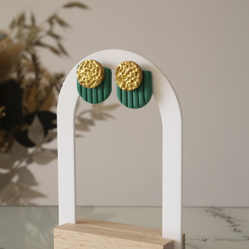 Puces d'oreilles en argile polymère vert jade mat et or martelé