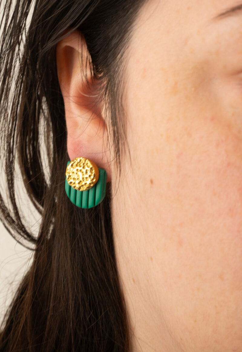 Puces d'oreilles en argile polymère vert jade mat et or martelé