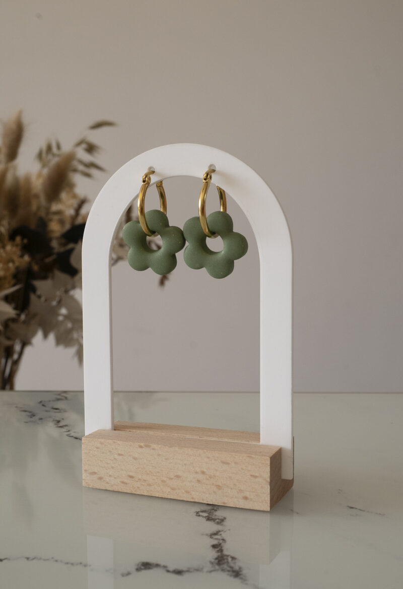 Ces boucles d’oreilles délicates se distinguent par une fine fleur à cinq pétales posée sur 1 créole à choisir selon vos préférences. Inspirées par la nature, polyvalentes et confortables, elles sublimeront aussi bien une tenue décontractée qu'un style plus sophistiqué. Les créoles sont en acier inoxydable (sans plomb, sans cadmium, sans nickel), les pampilles, elles sont faites main en argile polymère.