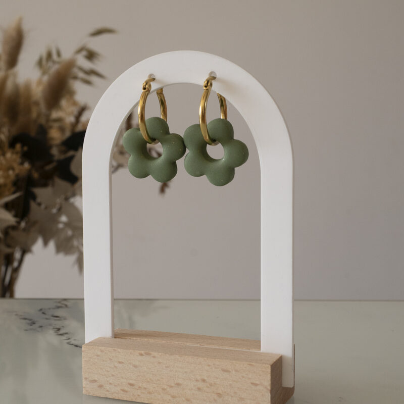 Ces boucles d’oreilles délicates se distinguent par une fine fleur à cinq pétales posée sur 1 créole à choisir selon vos préférences. Inspirées par la nature, polyvalentes et confortables, elles sublimeront aussi bien une tenue décontractée qu'un style plus sophistiqué. Les créoles sont en acier inoxydable (sans plomb, sans cadmium, sans nickel), les pampilles, elles sont faites main en argile polymère.