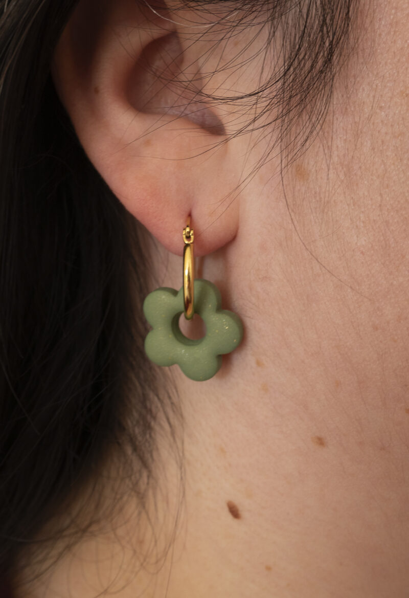 Ces boucles d’oreilles délicates se distinguent par une fine fleur à cinq pétales posée sur 1 créole à choisir selon vos préférences. Inspirées par la nature, polyvalentes et confortables, elles sublimeront aussi bien une tenue décontractée qu'un style plus sophistiqué. Les créoles sont en acier inoxydable (sans plomb, sans cadmium, sans nickel), les pampilles, elles sont faites main en argile polymère.