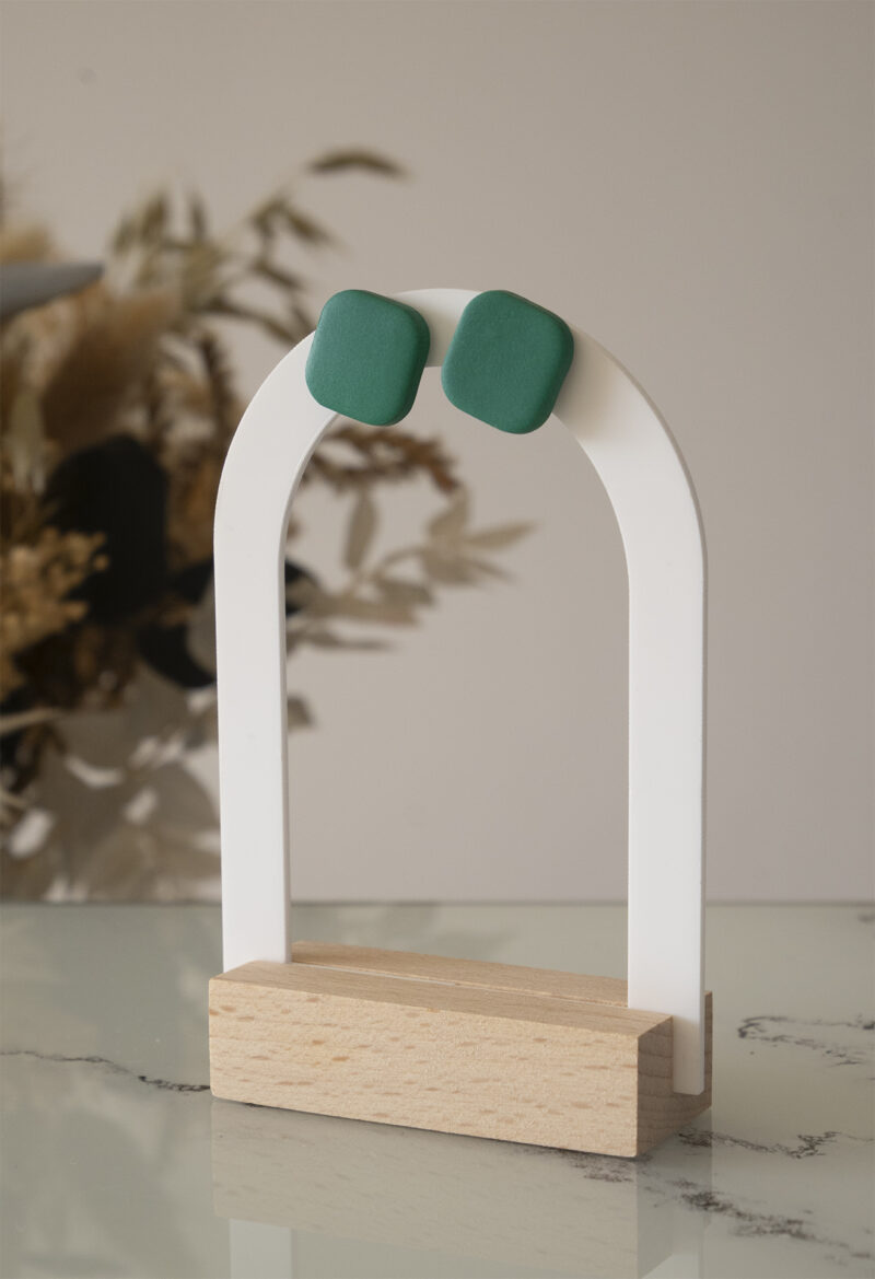 Les puces d’oreilles vertes Céline faites main en argile polymère, allient simplicité et modernité avec leurs carrés aux angles arrondis.