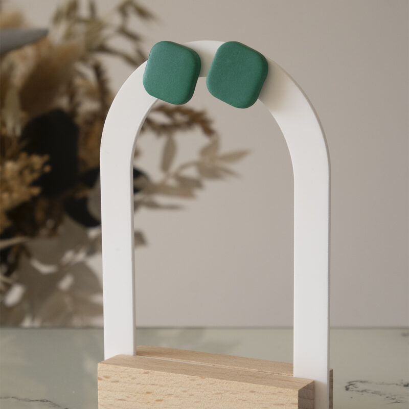 Les puces d’oreilles vertes Céline faites main en argile polymère, allient simplicité et modernité avec leurs carrés aux angles arrondis.