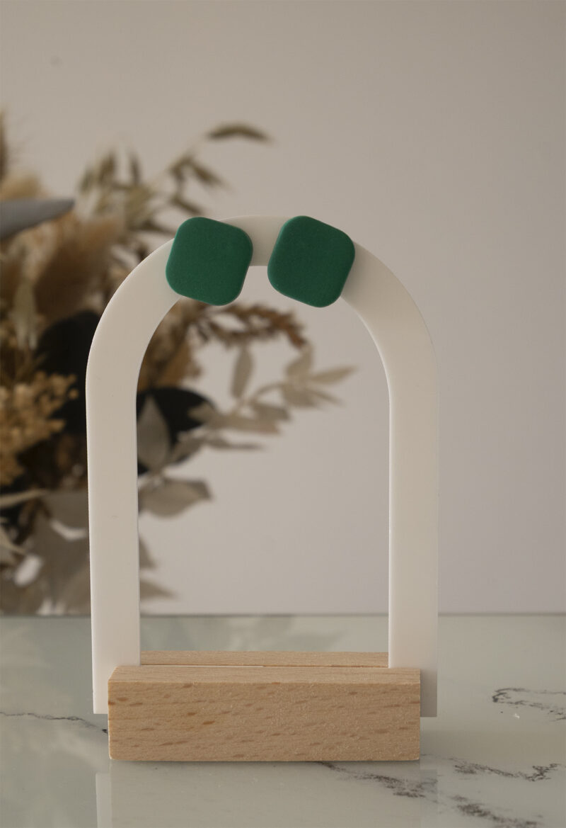 Les puces d’oreilles vertes Céline faites main en argile polymère, allient simplicité et modernité avec leurs carrés aux angles arrondis.