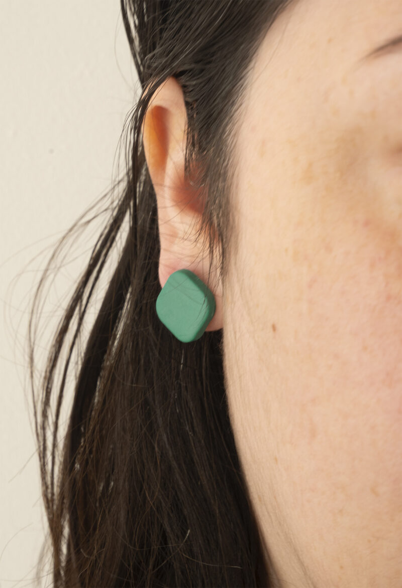 Les puces d’oreilles vertes Céline faites main en argile polymère, allient simplicité et modernité avec leurs carrés aux angles arrondis.