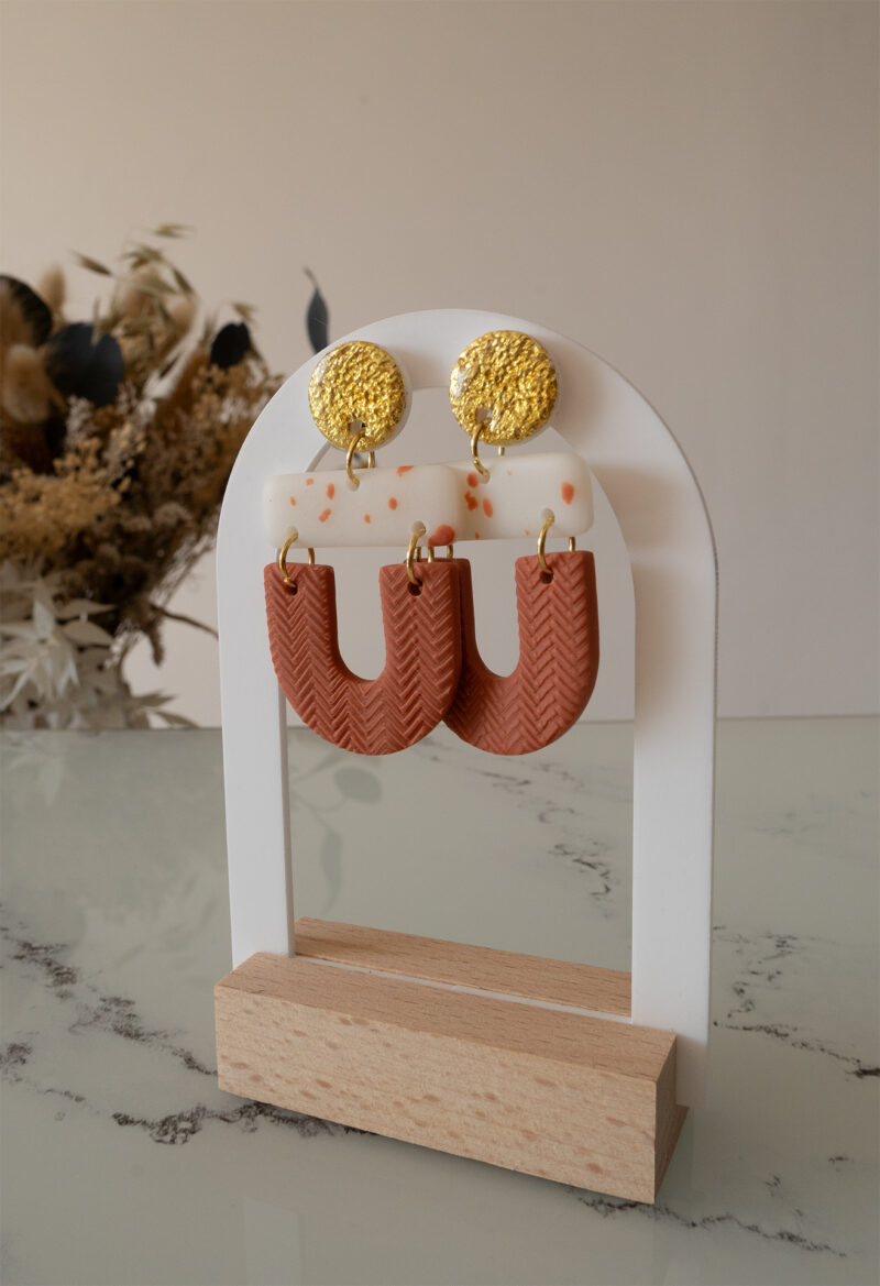 Les boucles d'oreilles fantaisies Cléo terracotta et dorée apportent une touche tendance à vos looks, tout en restant faciles à porter au quotidien.