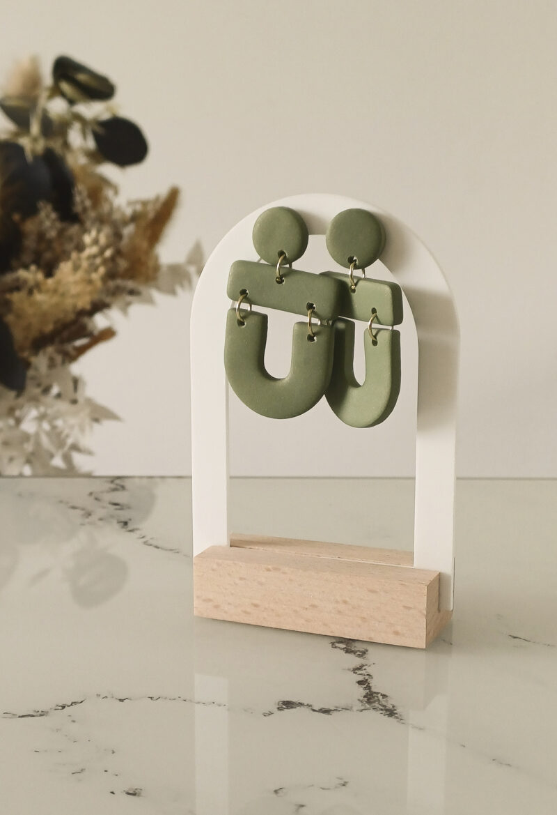 Les boucles d'oreilles fantaisies Cléo kaki apportent une touche tendance à vos looks, tout en restant faciles à porter au quotidien.