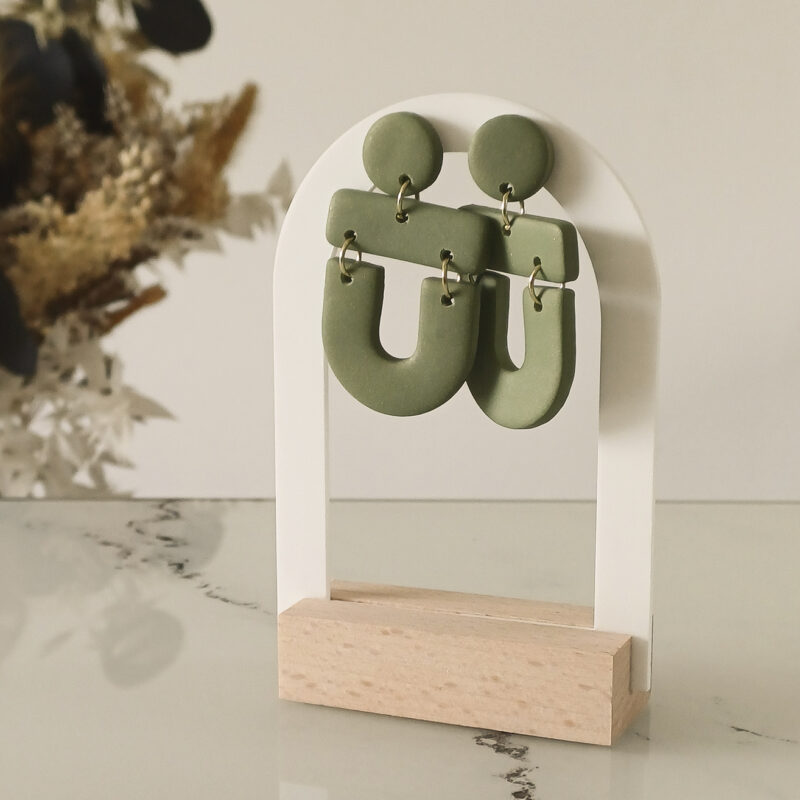 Les boucles d'oreilles fantaisies Cléo kaki apportent une touche tendance à vos looks, tout en restant faciles à porter au quotidien.