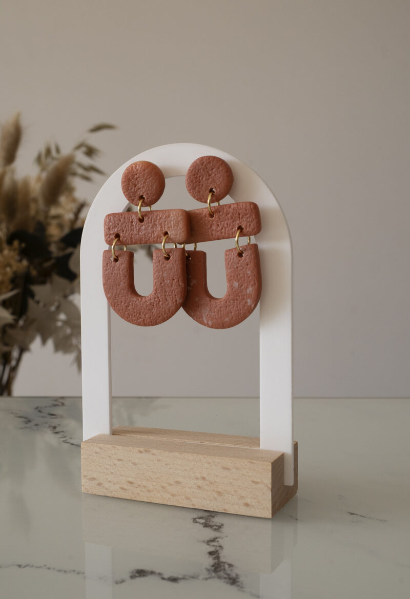 Les boucles d'oreilles fantaisies Cléo terracotta apportent une touche tendance à vos looks, tout en restant faciles à porter au quotidien.