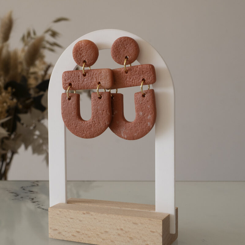 Les boucles d'oreilles fantaisies Cléo terracotta apportent une touche tendance à vos looks, tout en restant faciles à porter au quotidien.