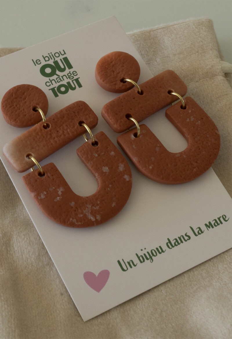 Les boucles d'oreilles fantaisies Cléo terracotta apportent une touche tendance à vos looks, tout en restant faciles à porter au quotidien.