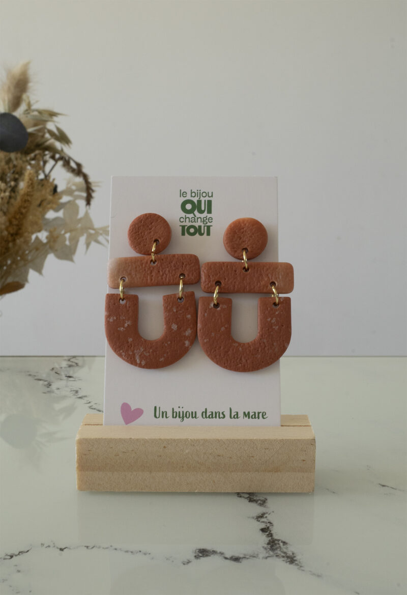 Les boucles d'oreilles fantaisies Cléo terracotta apportent une touche tendance à vos looks, tout en restant faciles à porter au quotidien.