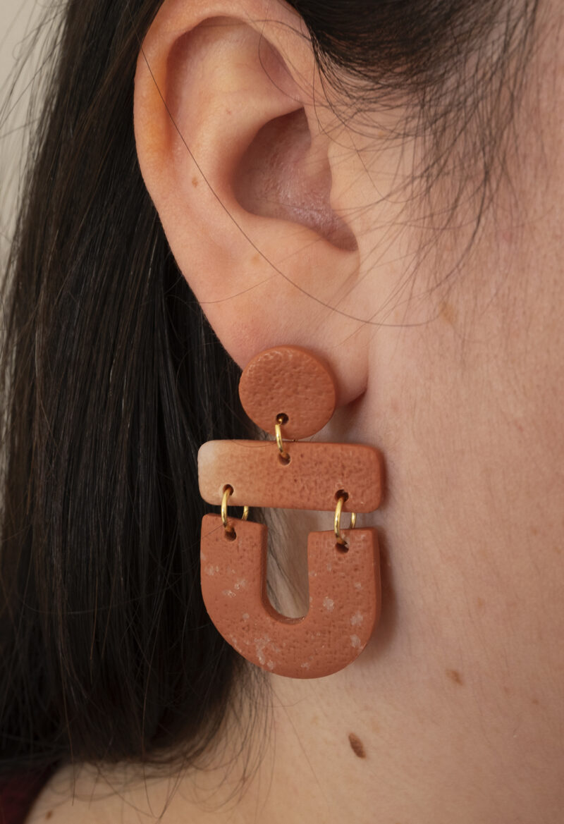 Les boucles d'oreilles fantaisies Cléo terracotta apportent une touche tendance à vos looks, tout en restant faciles à porter au quotidien.