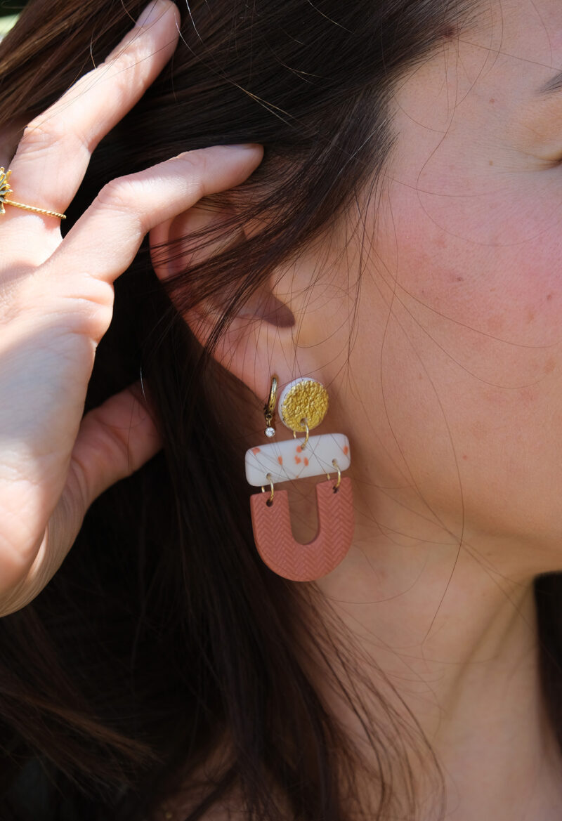 Les boucles d'oreilles fantaisies Cléo terracotta et dorée apportent une touche tendance à vos looks, tout en restant faciles à porter au quotidien.