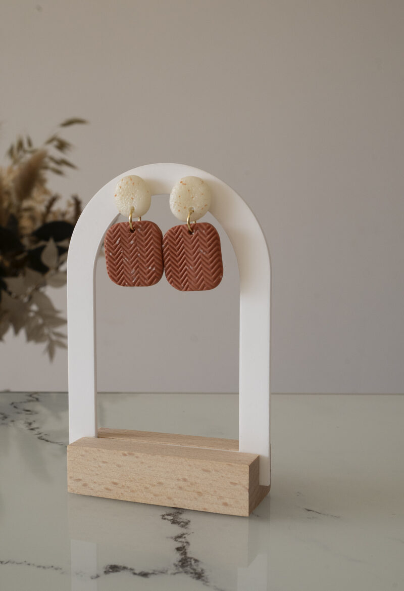 Boucles d'oreilles faites main en argile polymère blanche et terracotta