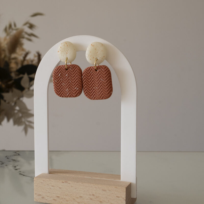 Boucles d'oreilles faites main en argile polymère blanche et terracotta
