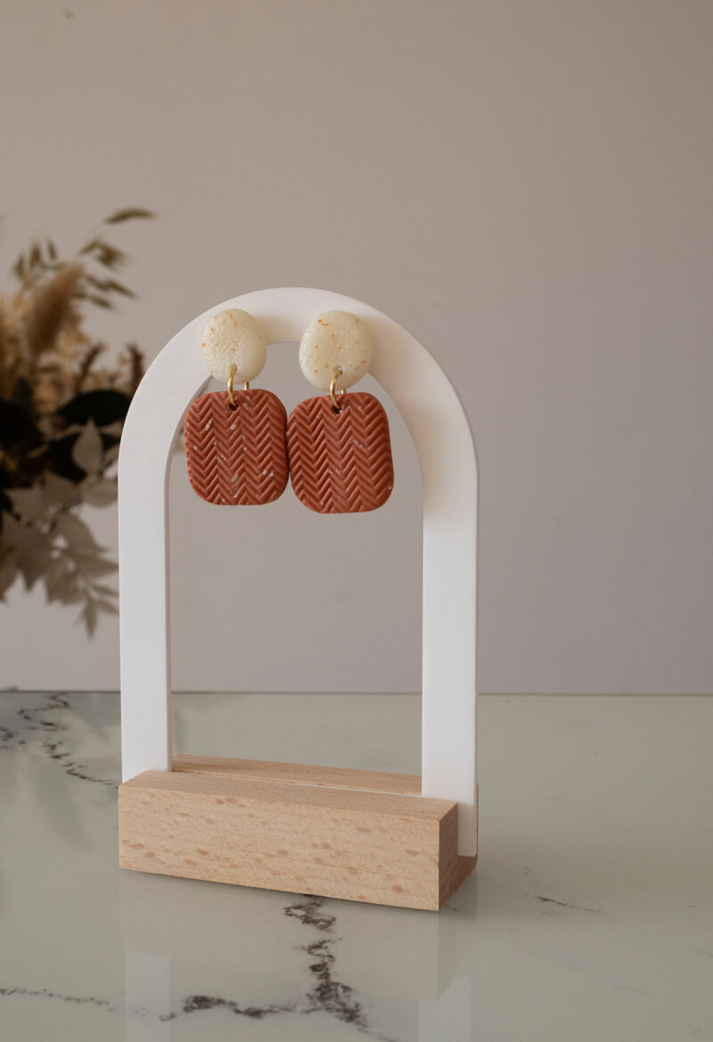 Boucles d'oreilles faites main en argile polymère blanche et terracotta