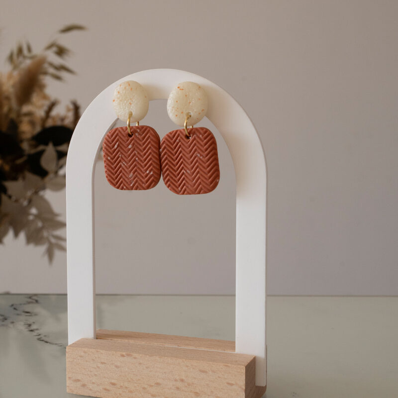 Boucles d'oreilles faites main en argile polymère blanche et terracotta
