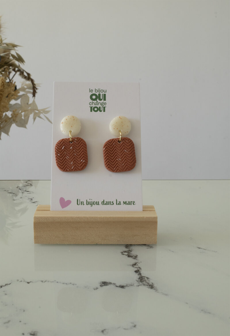 Boucles d'oreilles faites main en argile polymère blanche et terracotta
