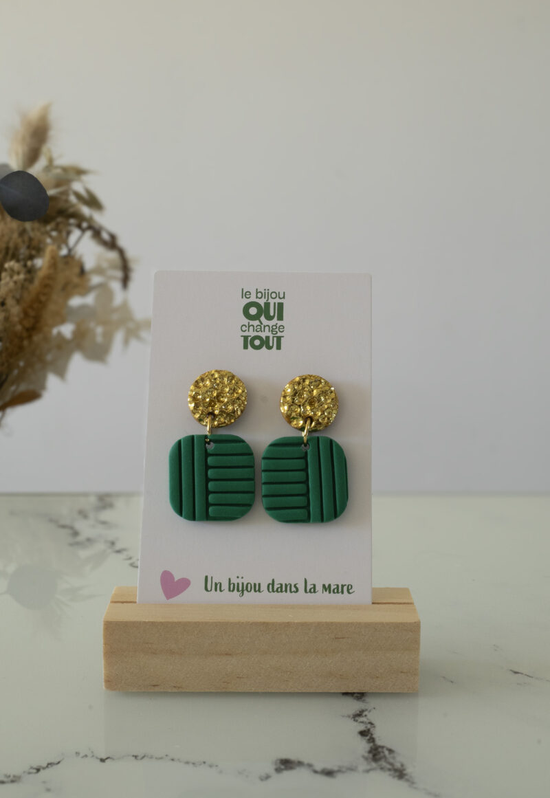 Boucles d'oreilles faites main en argile polymère vert jade mat et or martelé