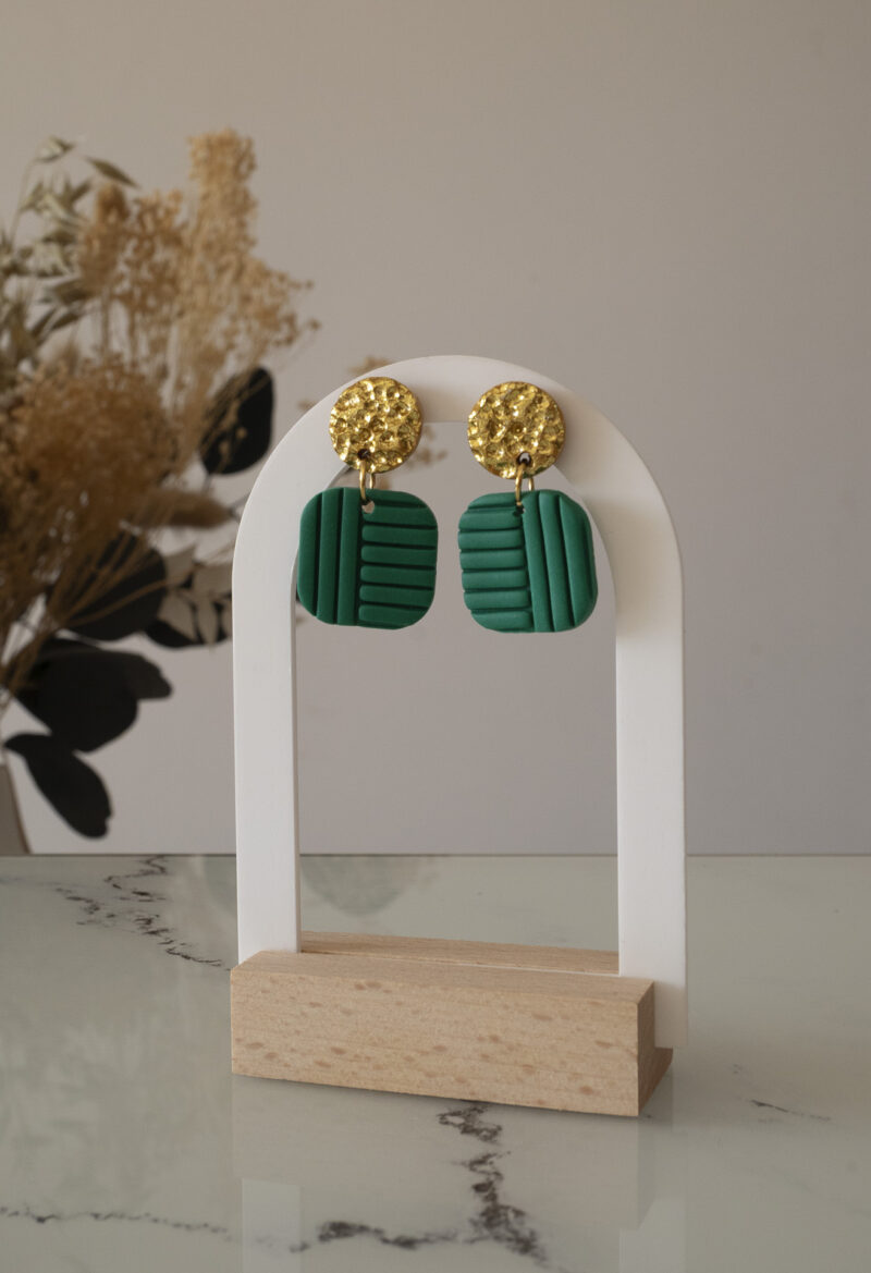 Boucles d'oreilles faites main en argile polymère vert jade mat et or martelé