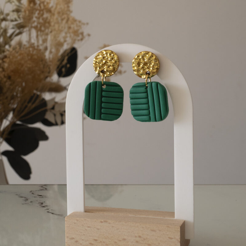 Boucles d'oreilles faites main en argile polymère vert jade mat et or martelé