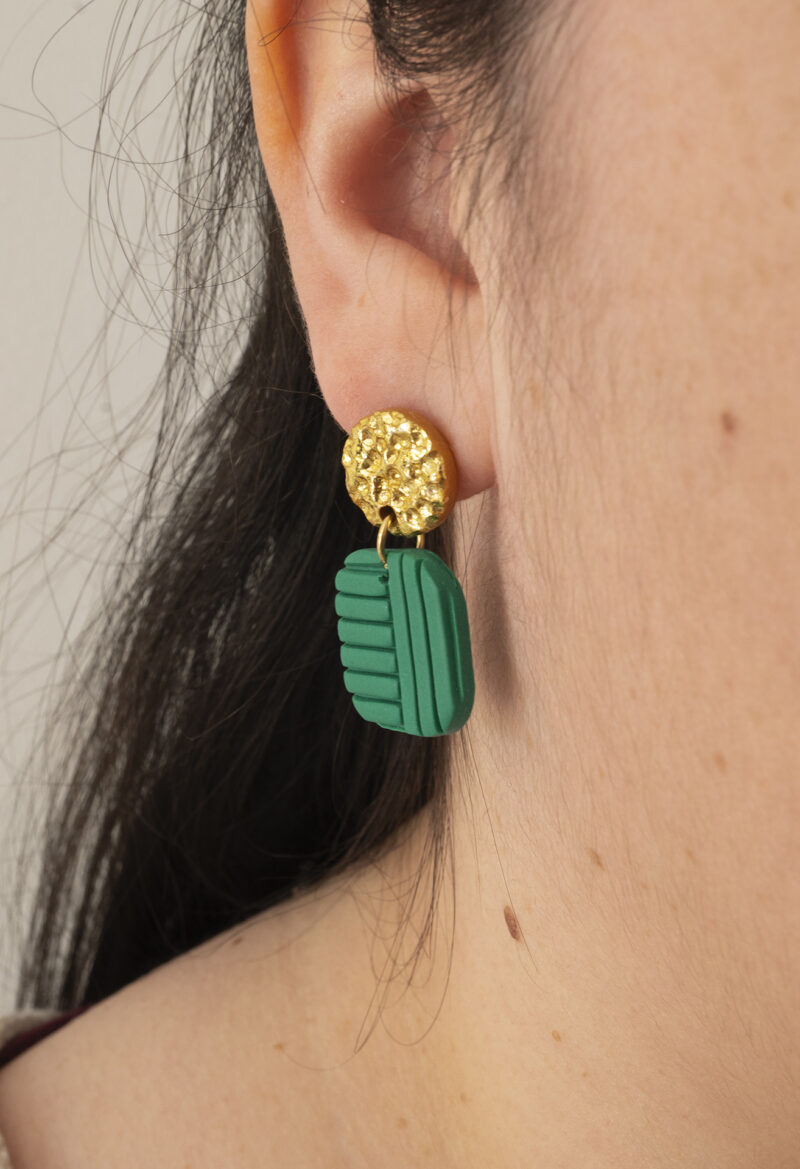 Boucles d'oreilles faites main en argile polymère vert jade mat et or martelé