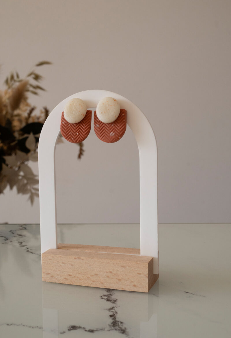Puces d'oreilles en argile polymère blanche et terracotta