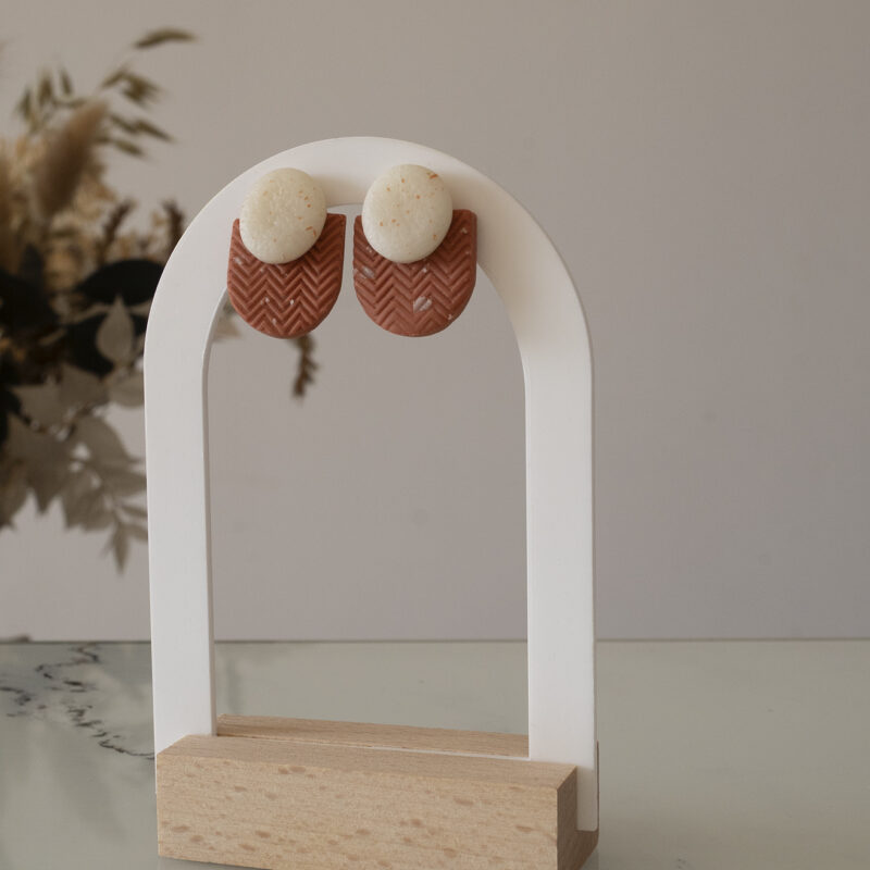 Puces d'oreilles en argile polymère blanche et terracotta