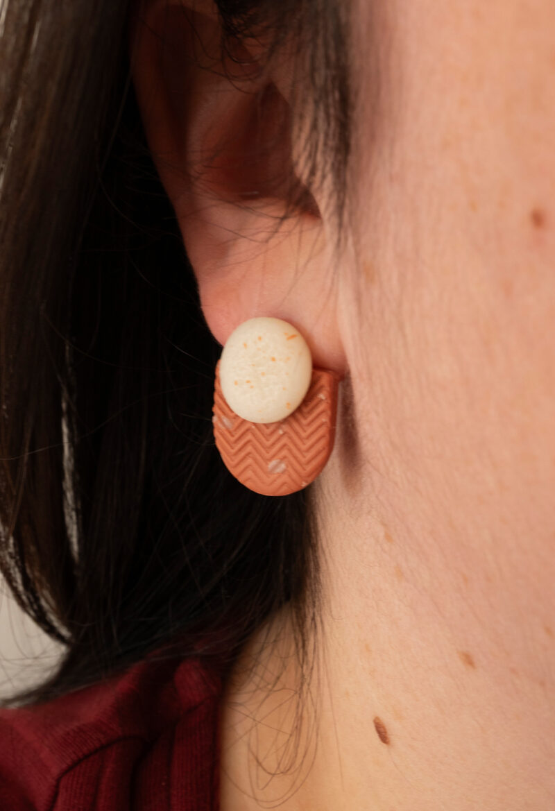 Puces d'oreilles en argile polymère blanche et terracotta