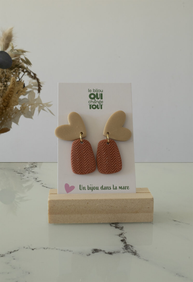 Boucles d'oreilles pendantes en argile polymère beige et terracotta