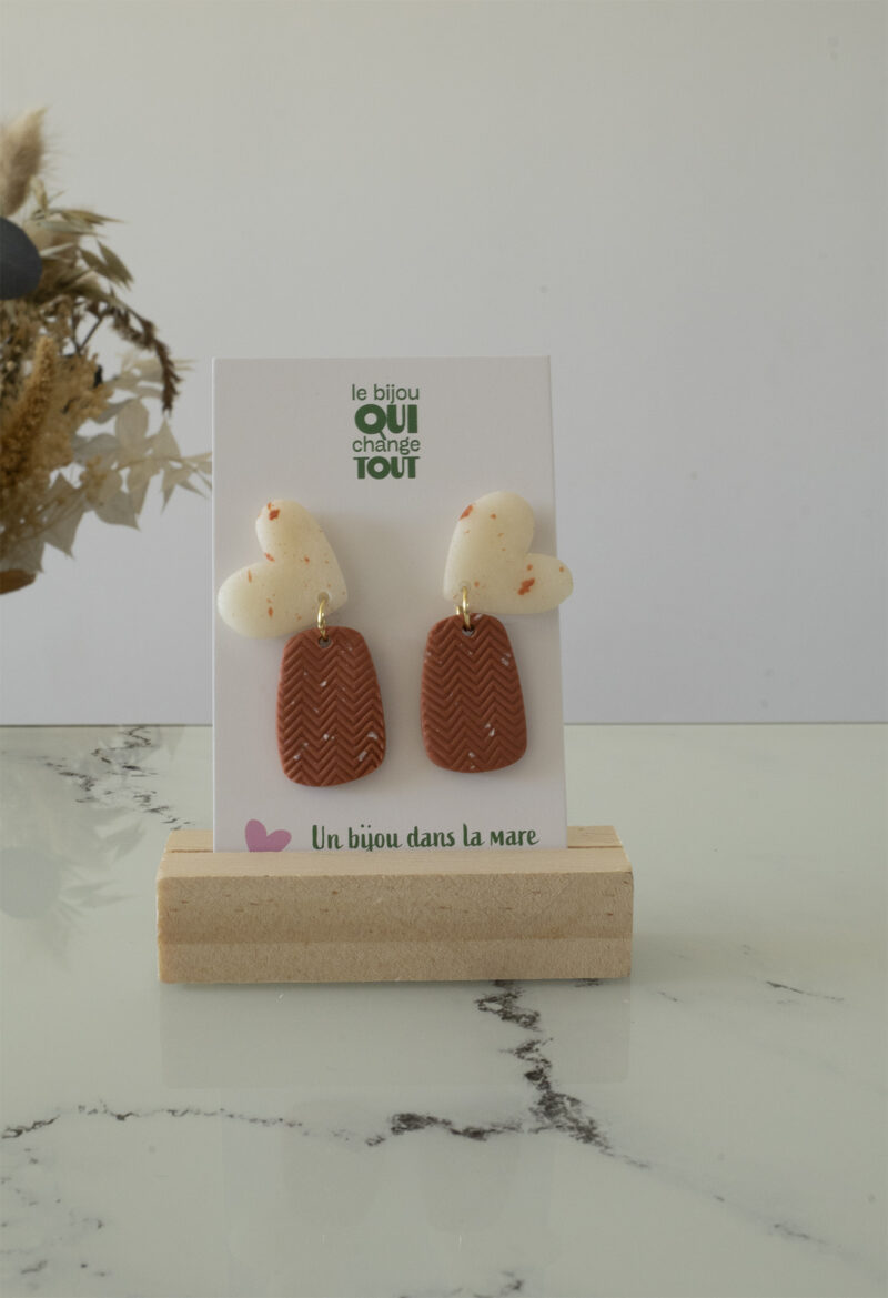 Boucles d'oreilles pendantes en argile polymère blanche et terracotta