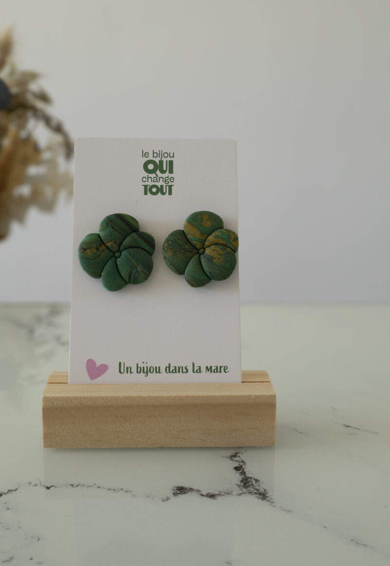 Boucles d'oreilles fleurs en argile polymère marbré vert, noir et doré