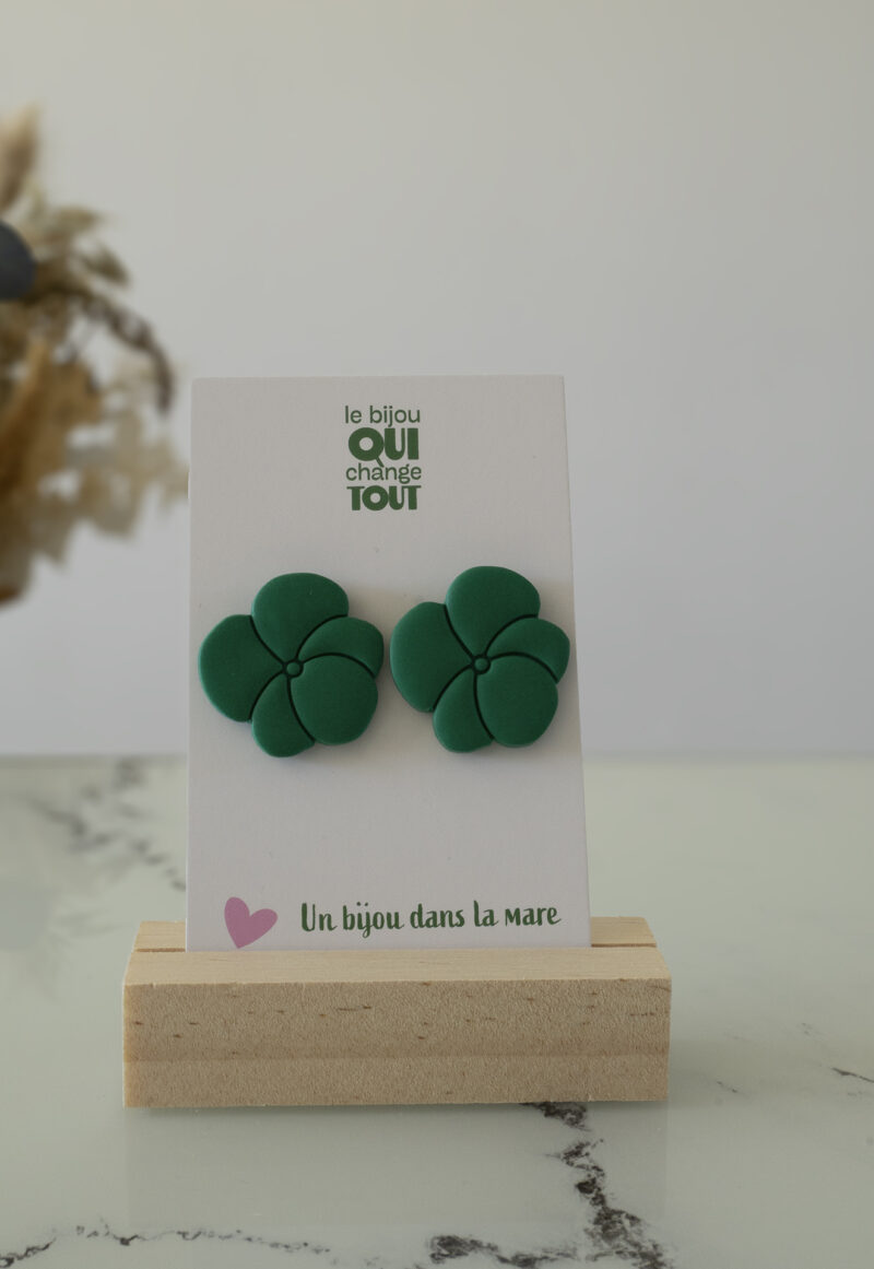 Boucles d'oreilles en forme de fleurs en argile polymère vert sapin mat