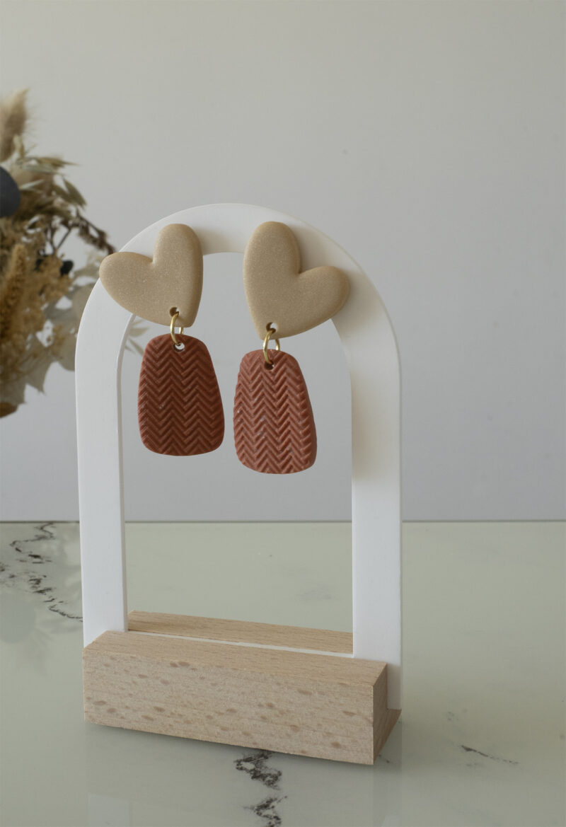 Boucles d'oreilles pendantes en argile polymère beige et terracotta