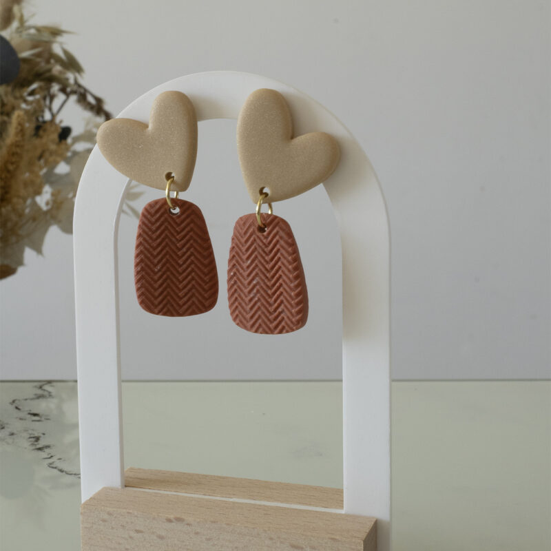 Boucles d'oreilles pendantes en argile polymère beige et terracotta